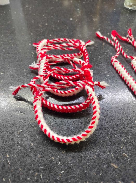 Мартеници ръчно плетени