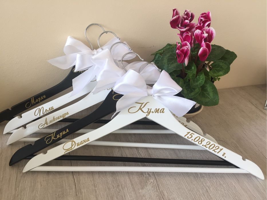 Дървени закачалки с надписи и панделки