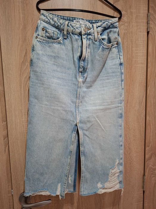 ZARA, Дънкова пола с декоративни скъсвания и разнищен подгъв.