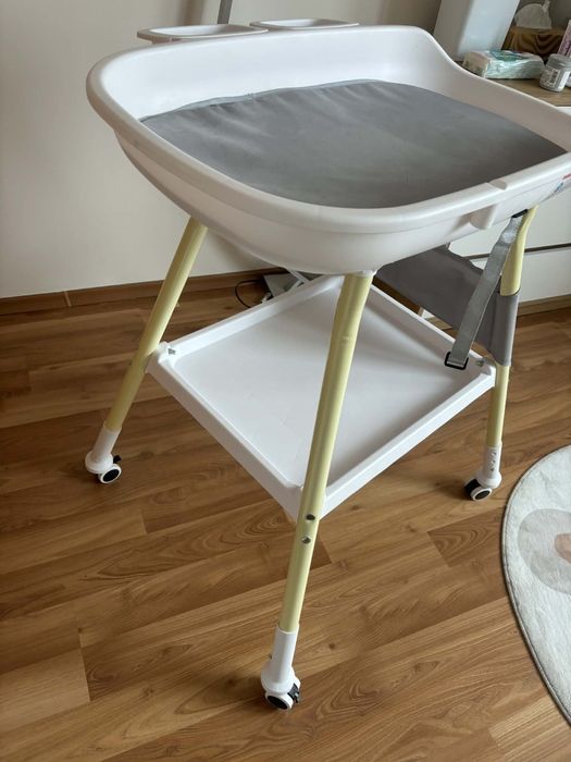 Маса за повиване ,регулируема височина,отлично състояние!