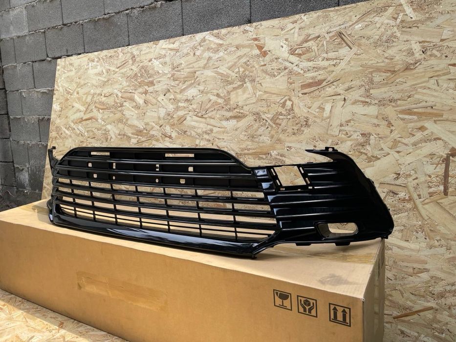 Решетка в бампер на Камри 75 Евро/ЛЕ(Оригинал)