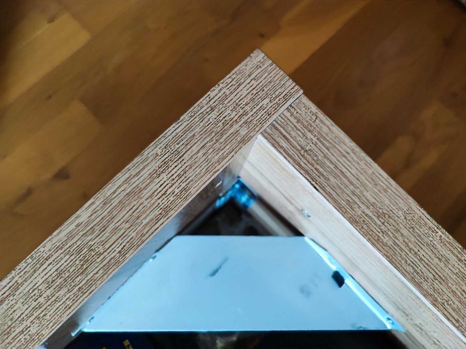 Продавам две единични легла с ракли и матраци, изработени по поръчка.