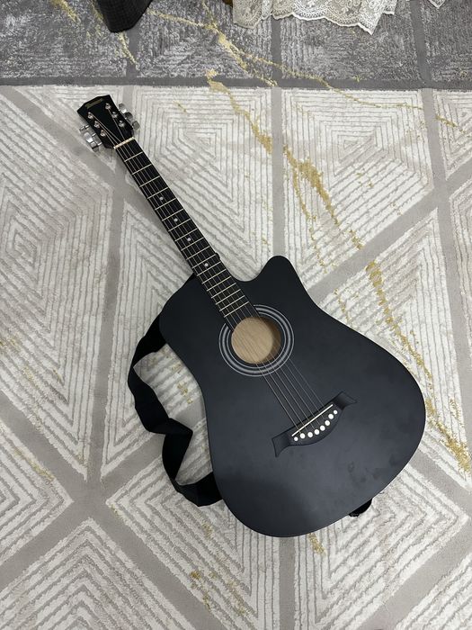 Гитара черного цвета