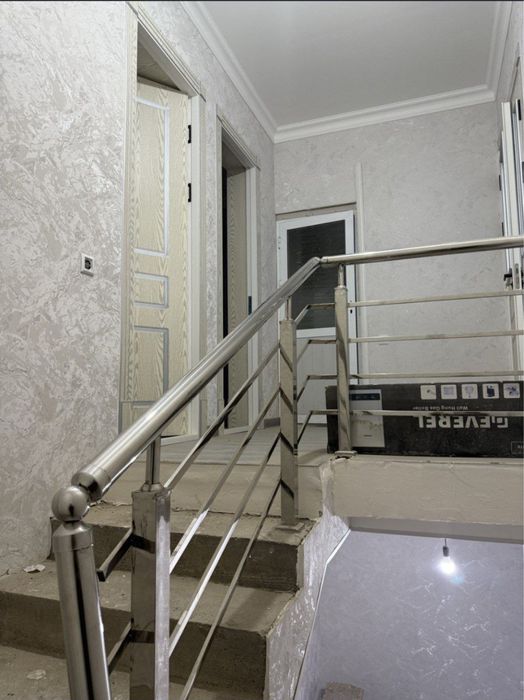 Uy sotiladi 2 etajlik 1.5 sotik pishgan gishtdan qurilgan