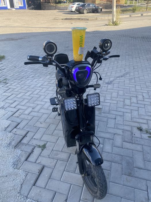 Продам скутер ск8