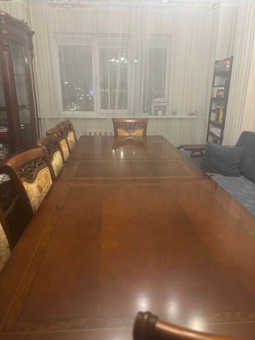 Стол и стулья в гостинную