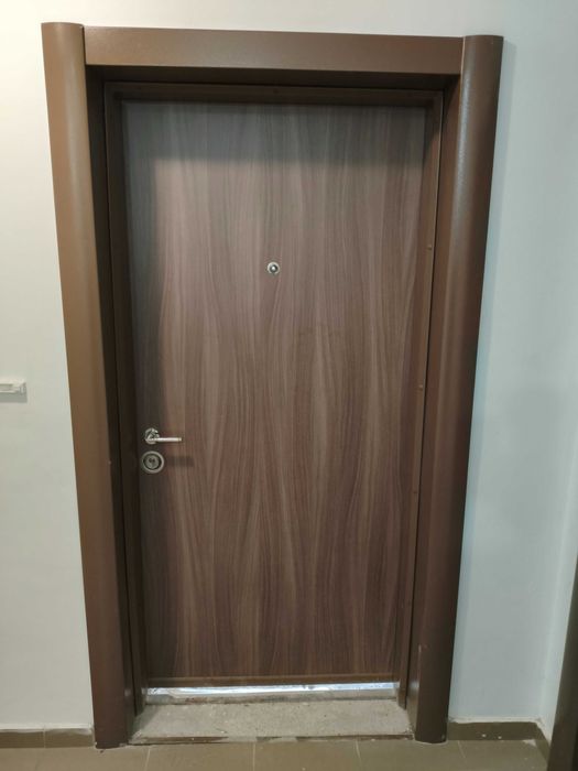 Блиндирана входна врата