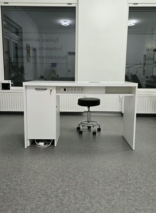 De vânzarea masă manichiură profesională NOUĂ – complet echipată!