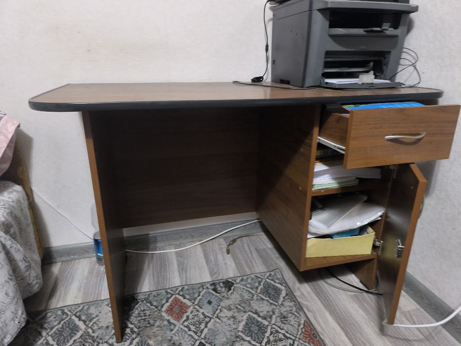 Продам стол компьютерный