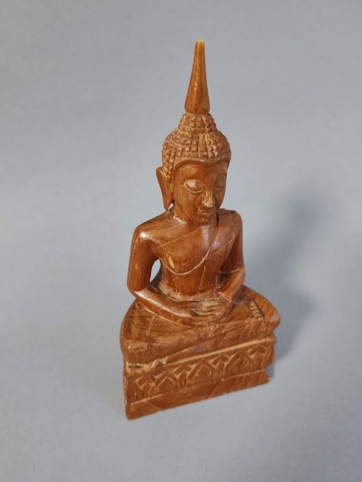 Statuie a lui Buddha așezat, sculptată manual, din lemn