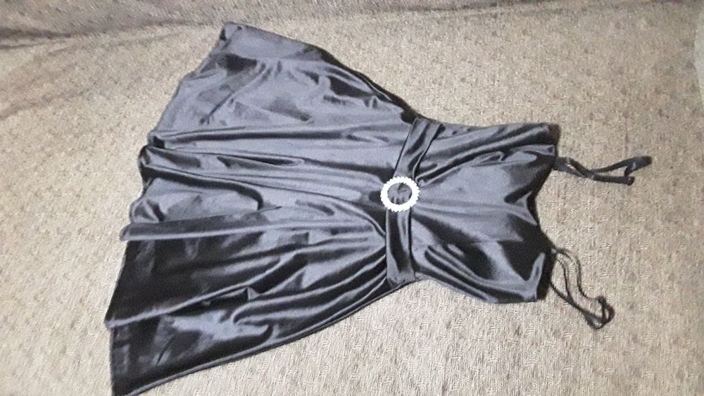 Rochie de ocazie matase neagra closata scurta.