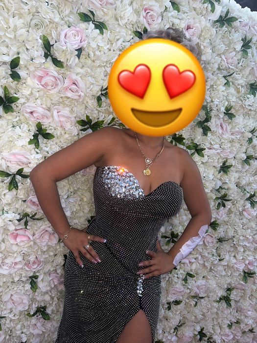 Vand rochii de seara ca noi purtate doar la un eveniment