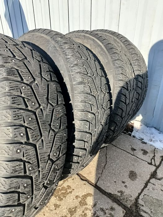 Продам резину  зимнею  с шипами