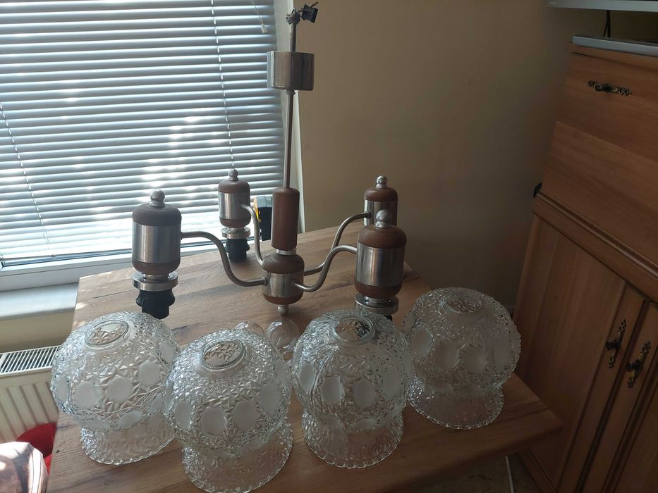 Продавам полилей в отлично състояние. Инокс-дърво.