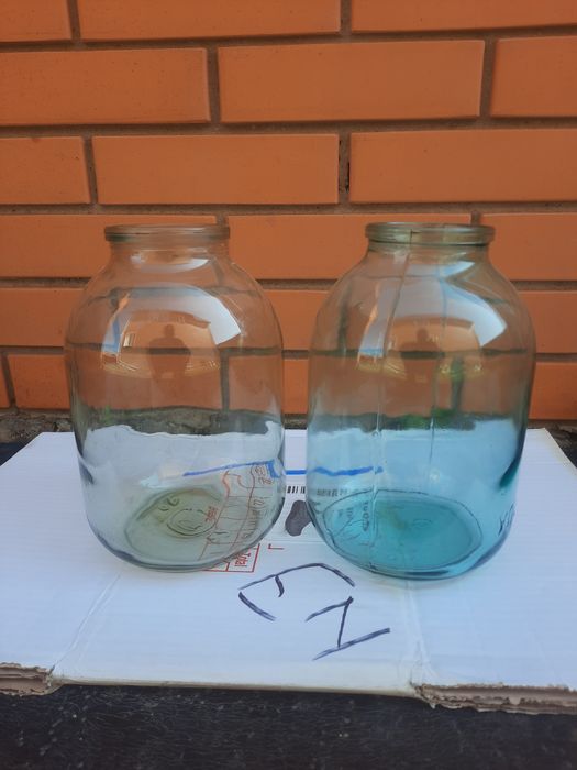 Продам 2-х,  литровые банки