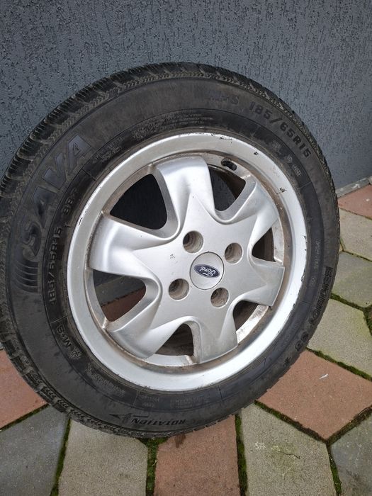 Cauciucuri iarna 185/65/15 cu janta de aluminiu Ford