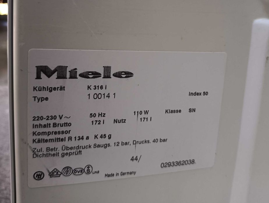Продавам хладилник Miele