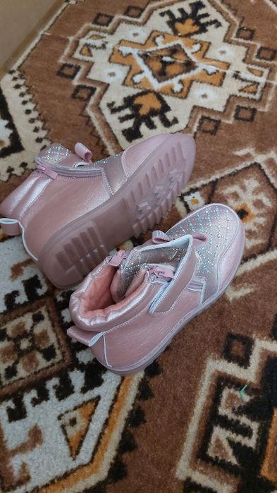 Oyoq kiyimlari sotiladi