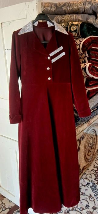 KO‘YLAK To‘q qizil rangda