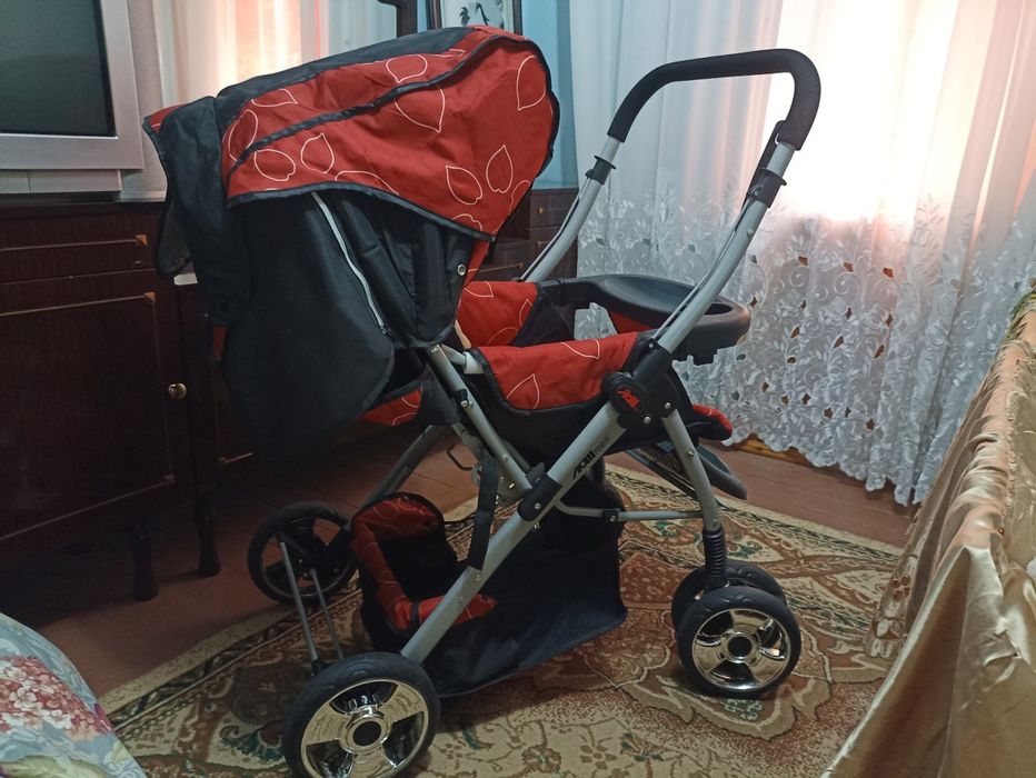 Коляска почти новая. Прокатались один раз. Есть все наборы накидок .