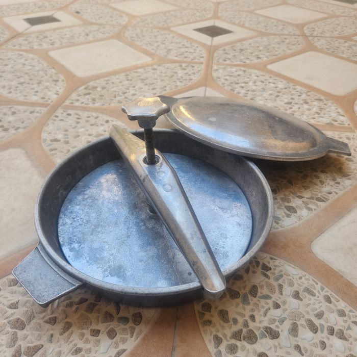 Сковорода для приготовления цыплята табака.