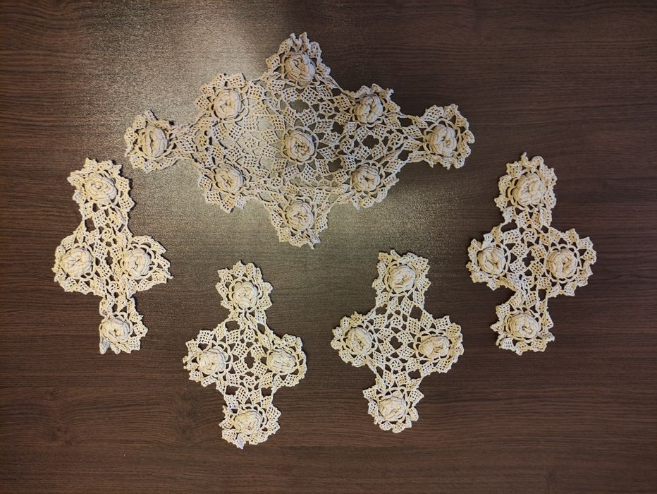 Стари  ръчно плетени покривки и декорации