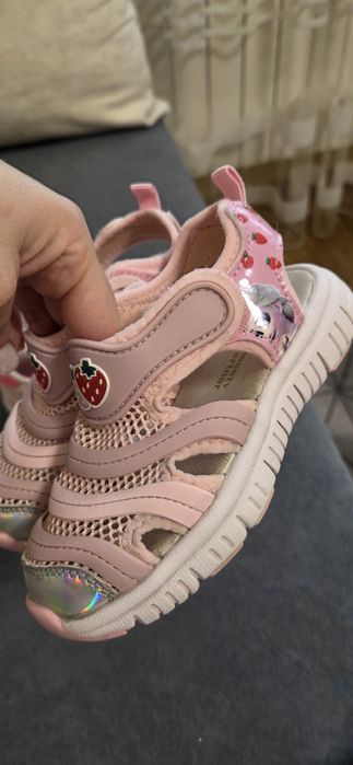 Детскую обувь 5 пар