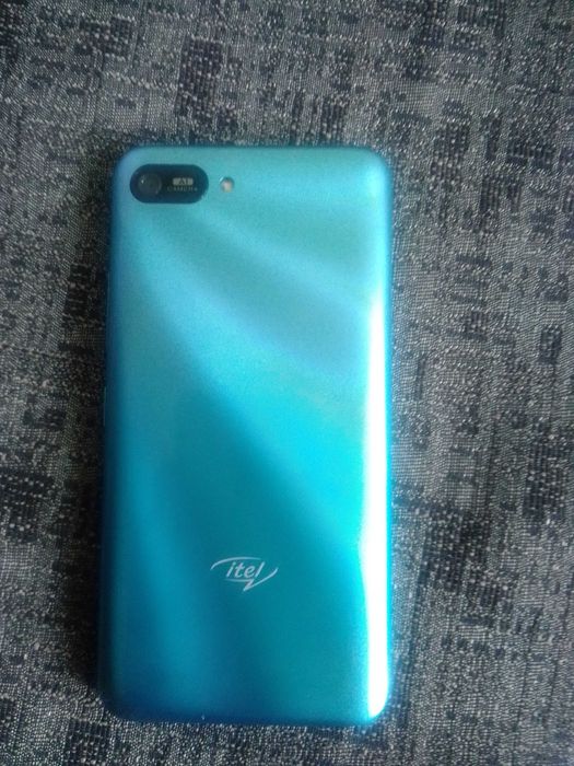 Продам смартфон Itel
