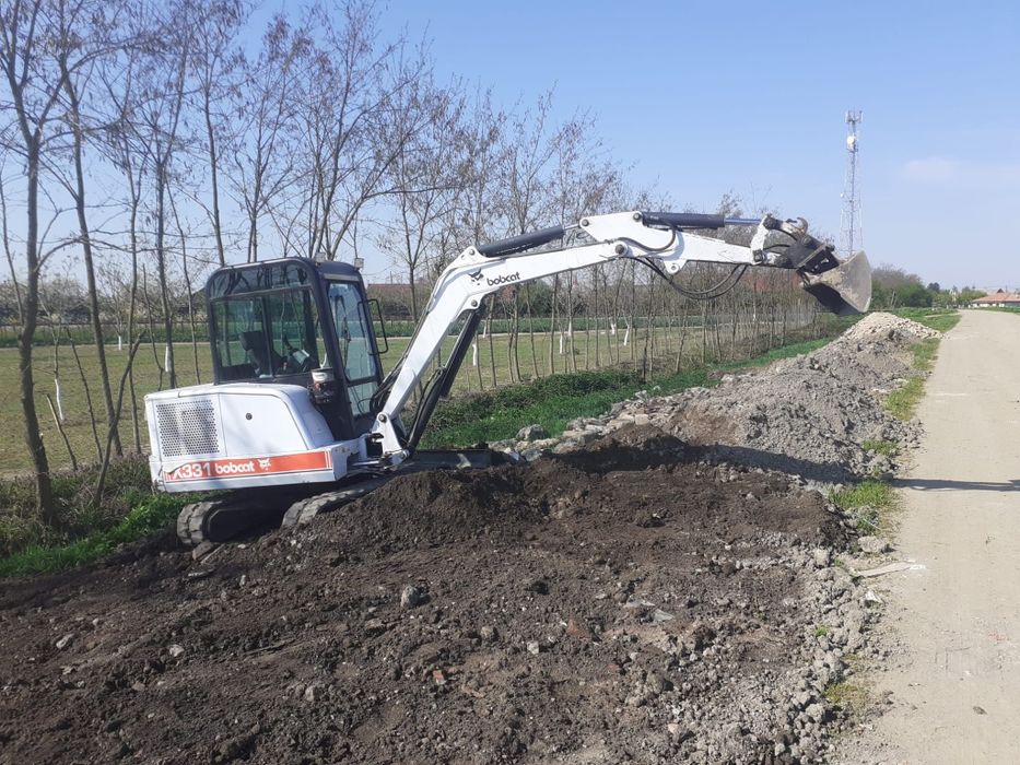 Nisip,balastru,piatra concasată,ornamentală,griblură,pământ,moloz.etc.