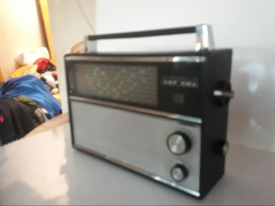 Продавам работещ ретро радио-транзистор VEF 204.