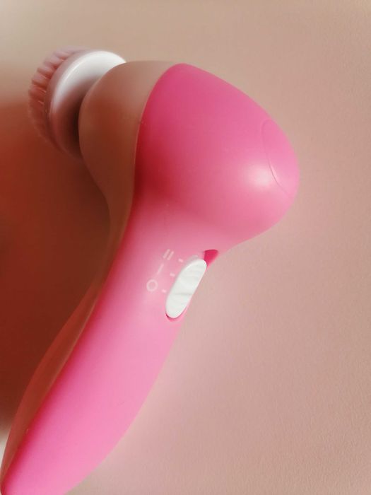 Четка за почистване на лице с 3 сменяеми глави