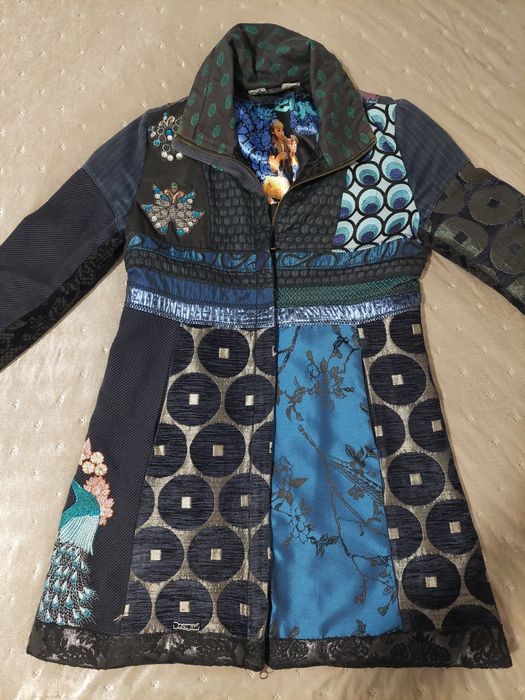 Есенно палто на марката Desigual