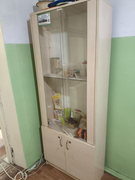 Отдам шкаф полустеклянный