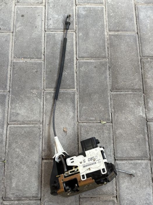 Замок двери Mazda Tribute