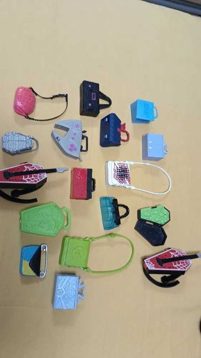 Monster High - accesorii / trolere / incaltaminte pt papusi