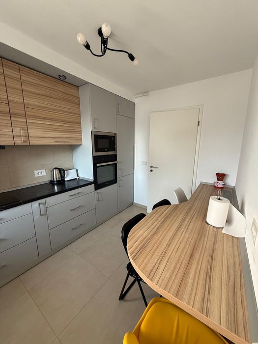 Inchiriez apartament cu 3 camere situat in complexul Coresi Kasper,Brasov