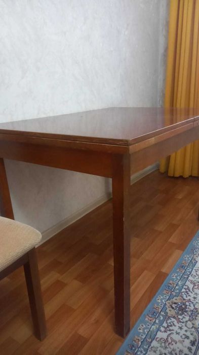 Стол и стулья в отличном состоянии