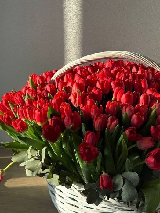 Тюльпаны в корзине