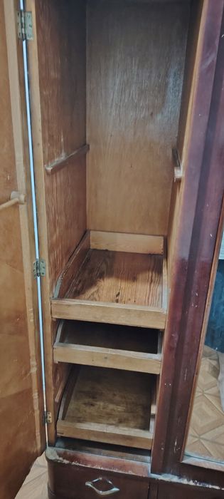 Гардероб с секциями для вещей и с нижними полками