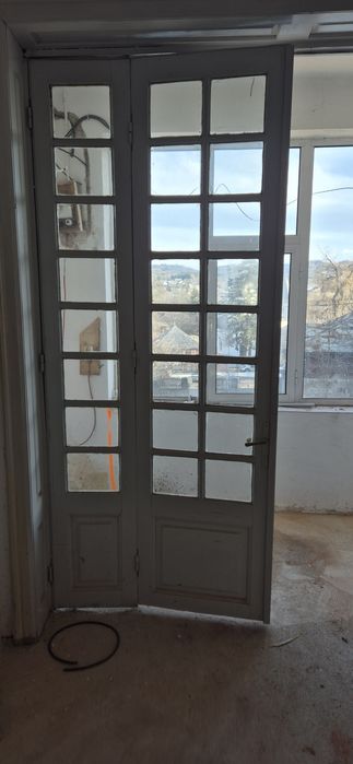 Uși vintage din lemn masiv – glasvant cu luminatoare și pui laterali.