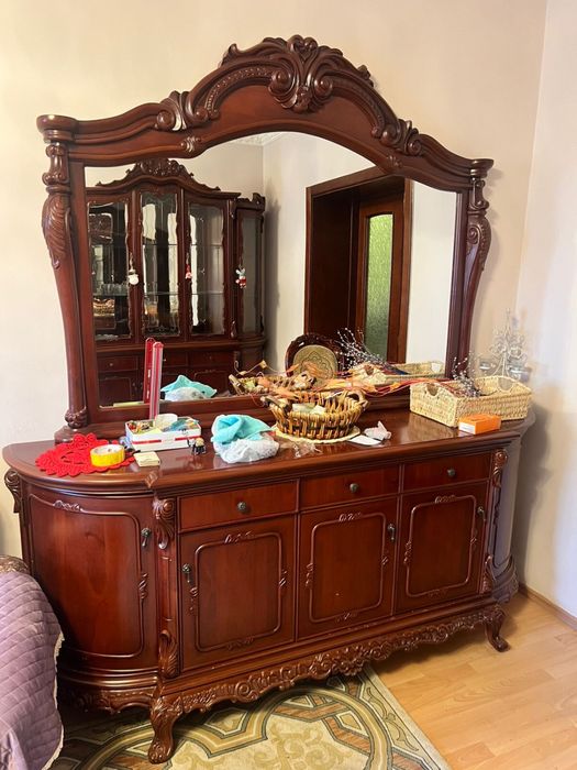 Шкаф с зеркалом.