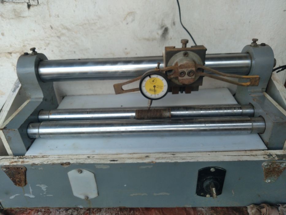 микрометор микрометр.измеряет микроны снизу 2 валика крутятся