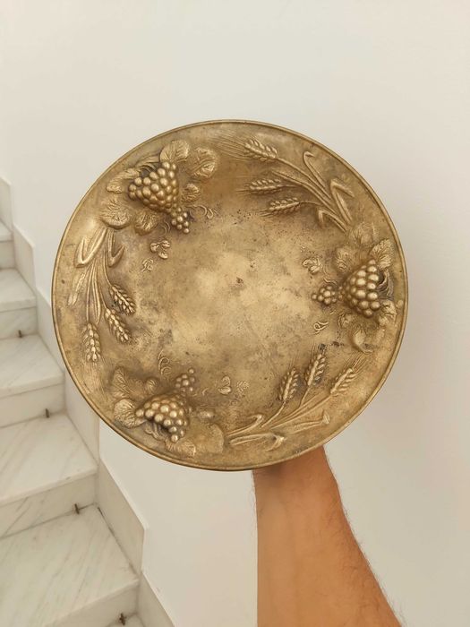 Platou Art Nouveau din alamă masivă – Relief Tridimensional și Patină Autentică
