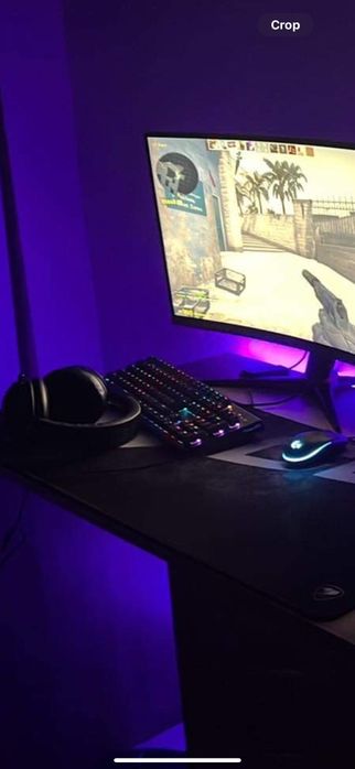 Продава се компютър с един монитор и периферия