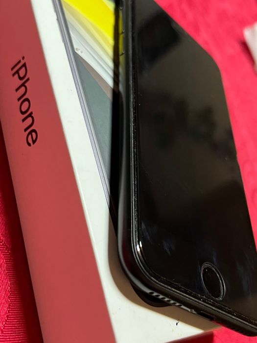 Продавам Iphone SE 2020