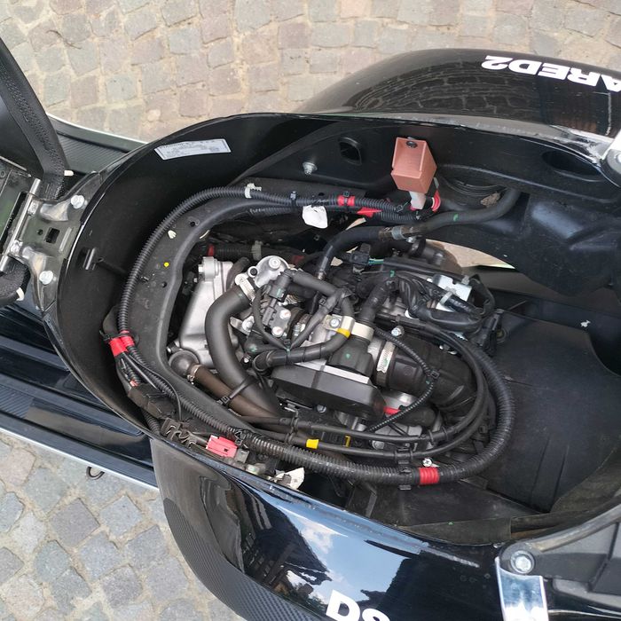 Motocicleta VESPA 300 GLS din 2022 cu 8700km vand cu acte in regula inscrisa in circulatie stare perfecta,