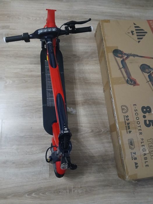 Trotinetă electrică 8.5” pliabilă –  nouă, design sport Red Edi