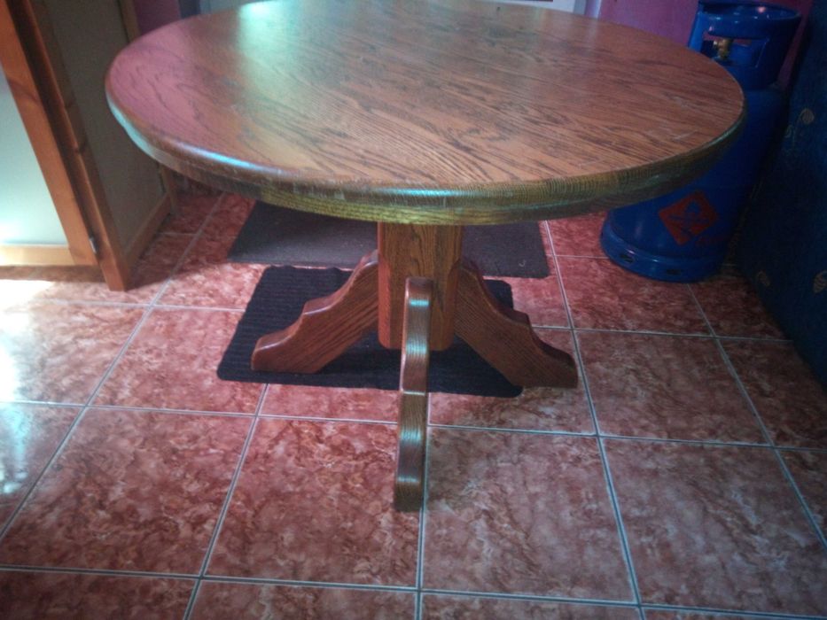 Masă rotundă din lemn masiv (stejar) – Stil rustic / clasic, picior central