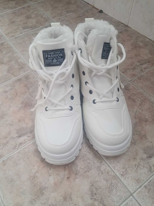 Спортни обувки купени от тему