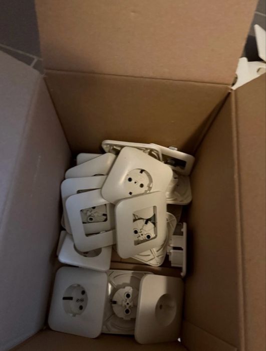 Голям лот висококачествени немски контакти, ключове, капаци и рамки